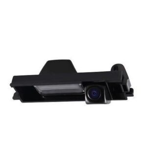 Штатна камера заднього виду TORSSEN HC127-MC720HD в процесі встановлення на авто