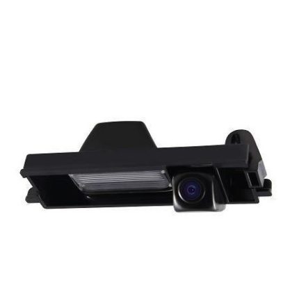 Штатна камера заднього виду TORSSEN HC127-MC720HD в процесі встановлення на авто