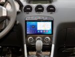 Пристрій FORS auto FS 4 MAX Qled встановлений в салоні Peugeot 308/408 з видимим 9-дюймовим 2K-дисплеєм та сенсорними елементами управління
