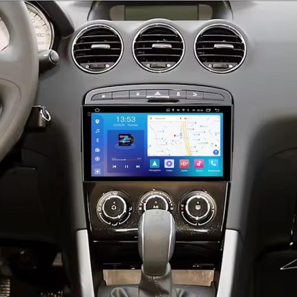 Пристрій FORS auto FS 4 MAX Qled встановлений в салоні Peugeot 308/408 з видимим 9-дюймовим 2K-дисплеєм та сенсорними елементами управління
