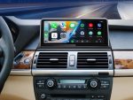 Штатна магнітола BMW X5 E70 в інтер'єрі авто